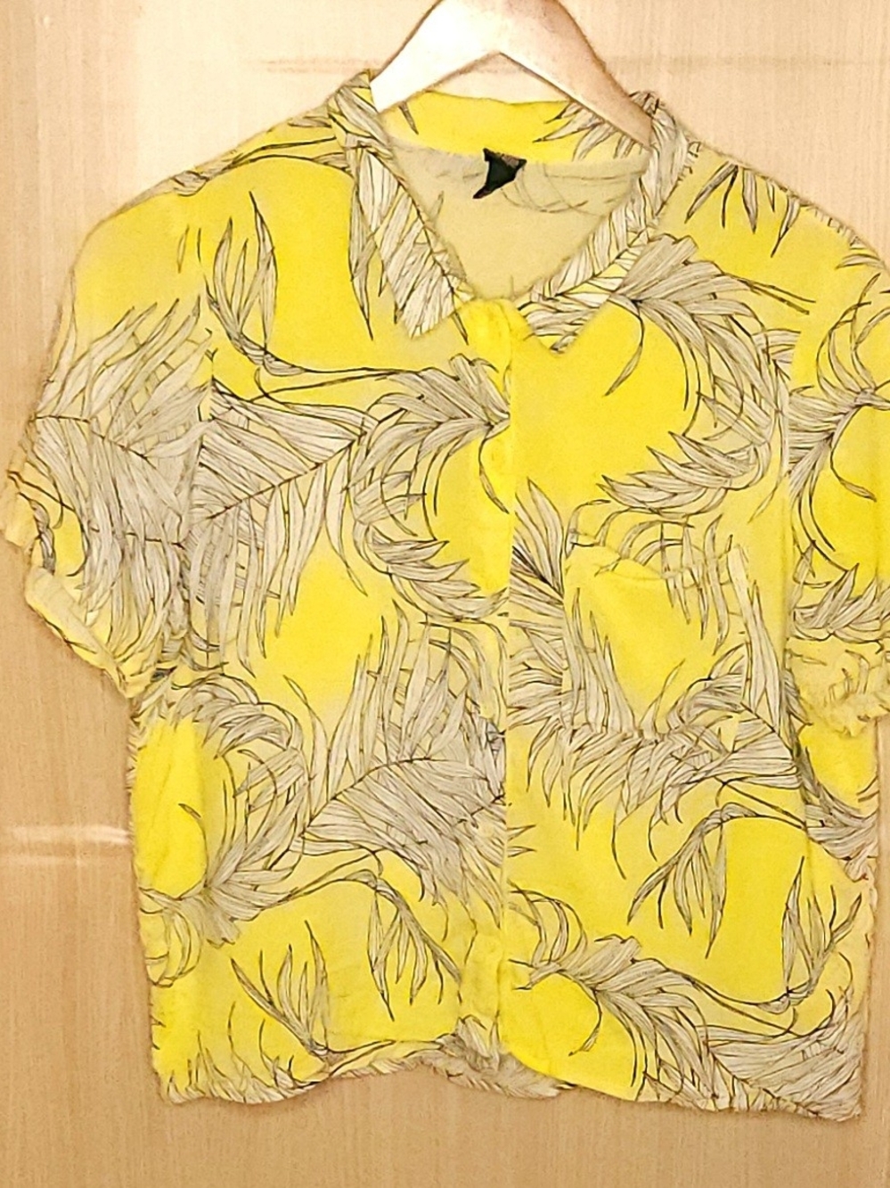 Wild Fable women’s yellow leaf print silky cropped short sleeve button down shir